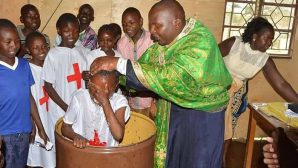 Kenya’daki Yetimhanede 35 Çocuk Vaftiz Edildi