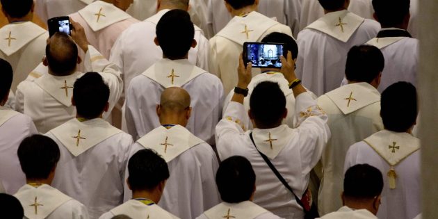 Rahipler, Çevrimiçi Kilise Hizmetlerinin Televizyon Şovu Olarak Algılanmasından Şikayetçi